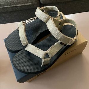Teva Mid-form Sandle